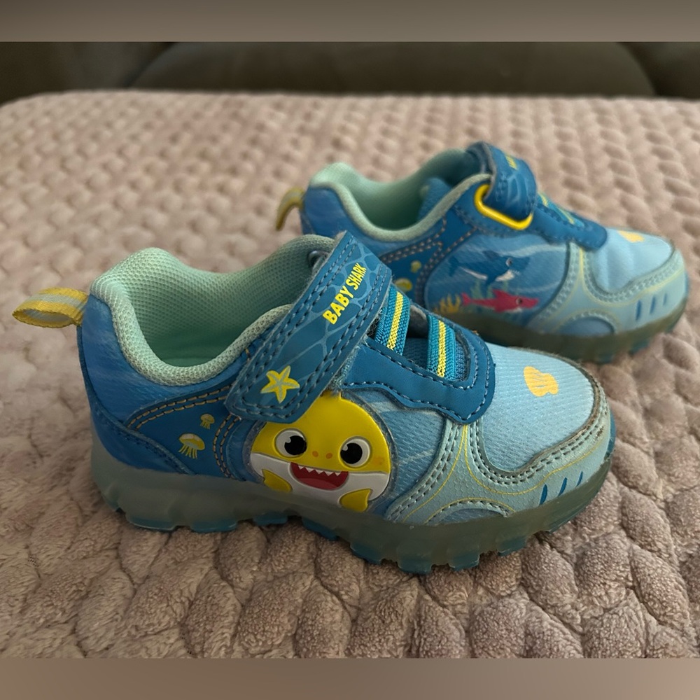 BABY SHARK Pinkfong Blue SNEAKERS Light-up Toddler kids size 6